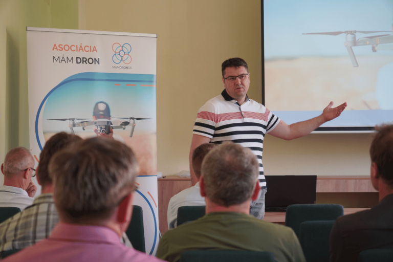 Ján Holub na seminári Ako sa stať pilotom dronu a bezpečne lietať